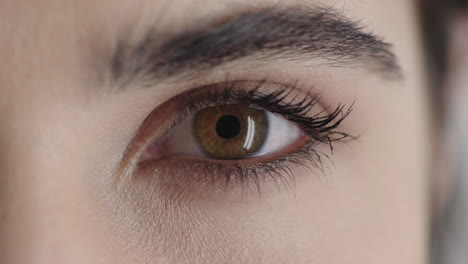 mujer de cerca abriendo los ojos mirando a la cámara parpadeando usando maquillaje cosméticos vista sana
