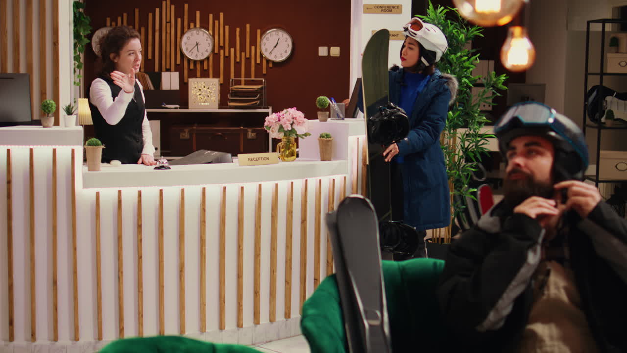 아시아 손님 을 안내 하는 인력