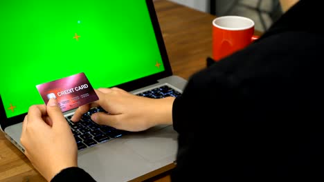 vista de cerca de una mujer joven haciendo compras en línea en una computadora portátil