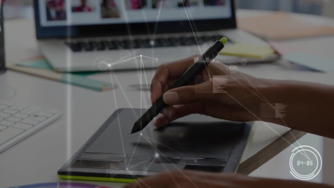 Mani di designer che selezionano una mazzetta colori e allineano uno stilo, poi disegnano su un tablet con overlay AR.