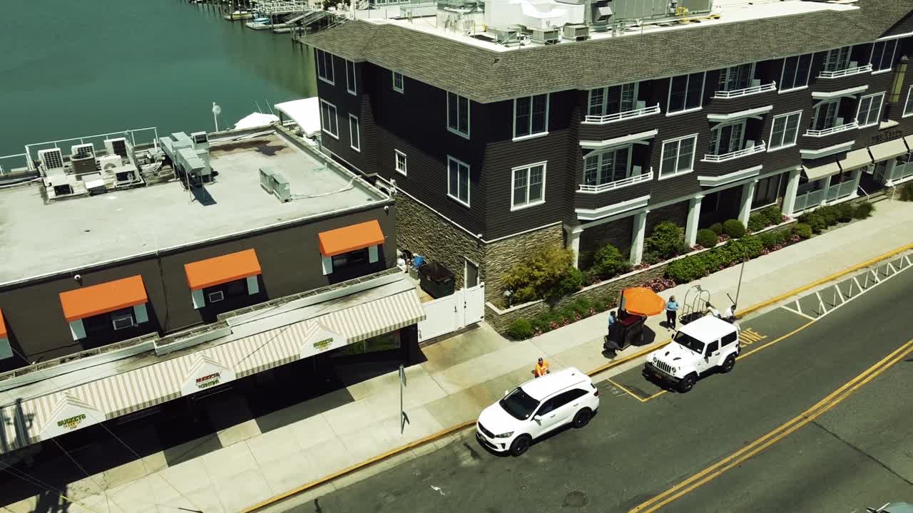 Droneoptagelse, der nærmer sig et flot tre-etagers hotel i Stone Harbor, New Jersey.