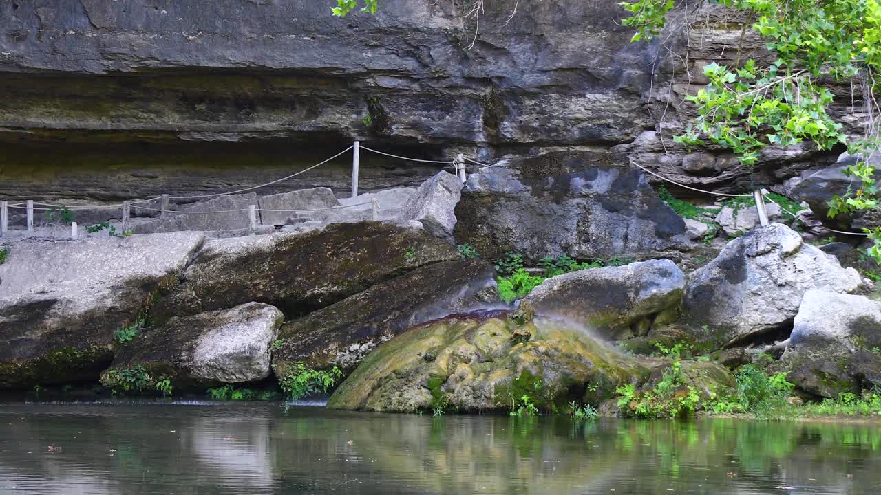 이 영상은 해밀턴 풀 보호구역의 바위 위에 물이 흘러내리는 영상입니다.