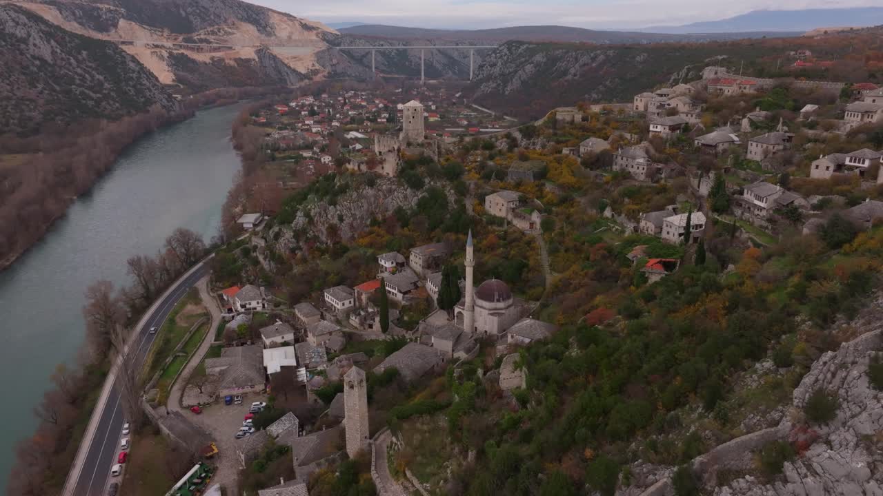 Ripresa aerea del villaggio collinare di Počitelj che si affaccia sul fiume