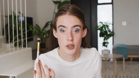 Kaukasische-Nicht-binäre-Transgender-Frau-Macht-Make-up-Video