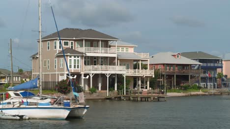 Antena-De-Casas-Prósperas-Frente-Al-Lago-Cerca-De-Galveston,-Texas