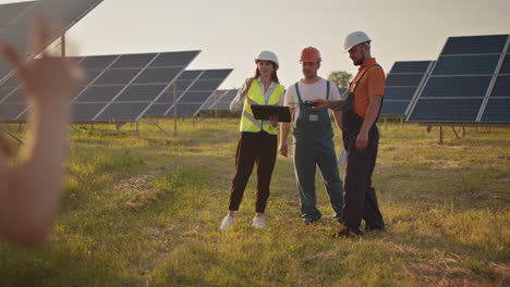 reunión del equipo del proyecto de paneles solares