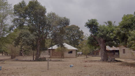 Panorámica-Izquierda-A-Través-De-La-Aldea-Africana-Pobre-Rural-Con-Chozas-Y-Casas