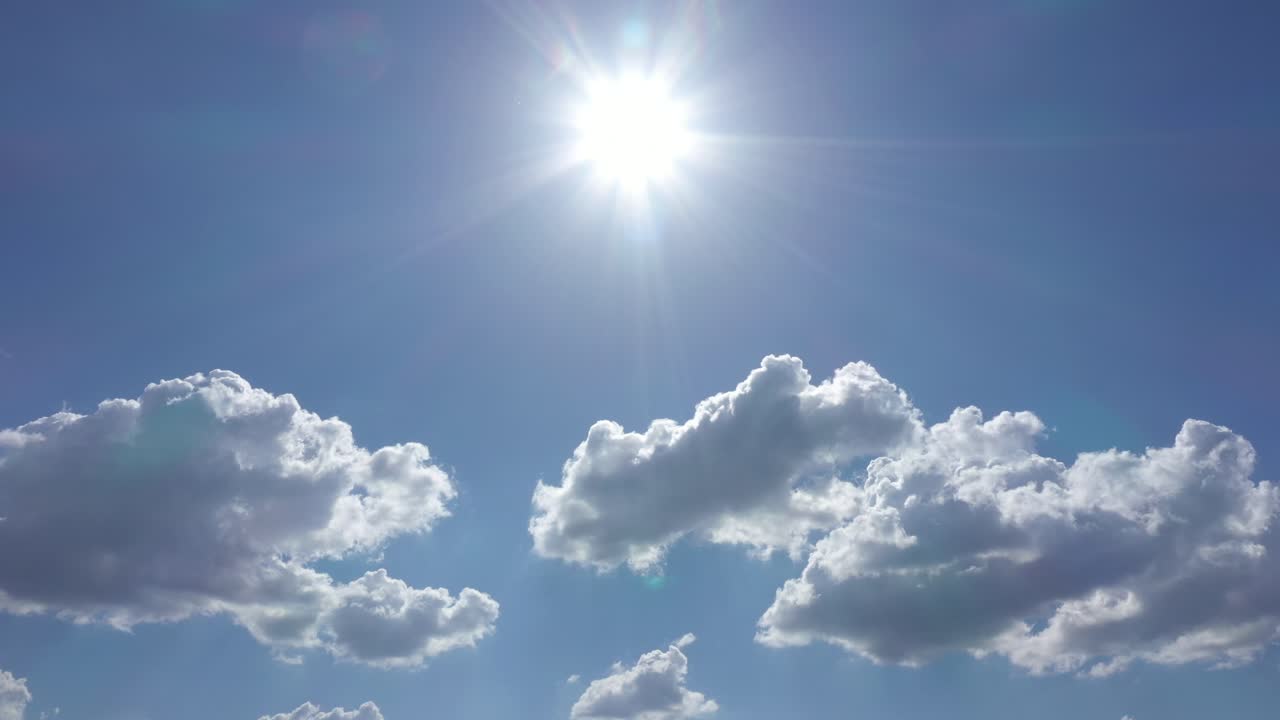 뭉게구름이 있는 아름다운 천국