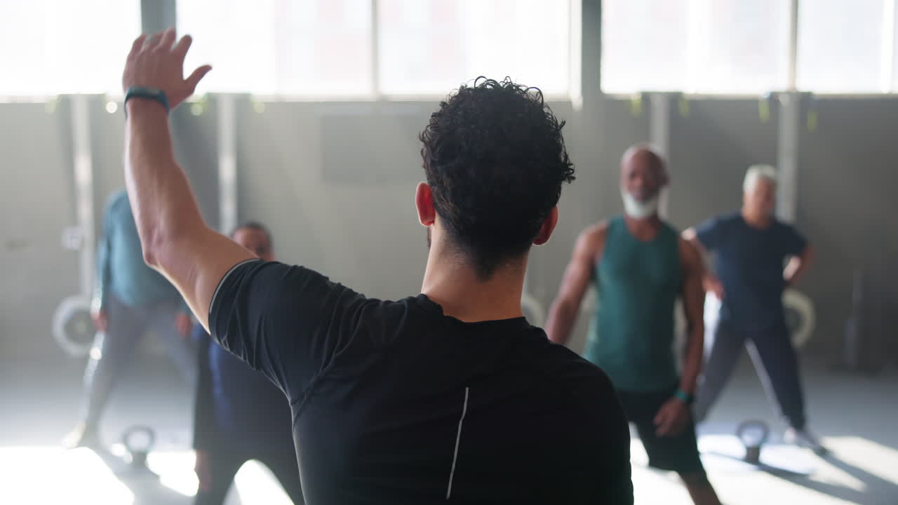 sesión de estiramiento en grupo en el gimnasio