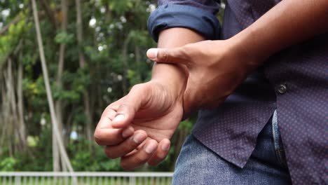 hombre que sufre dolor en la mano de cerca