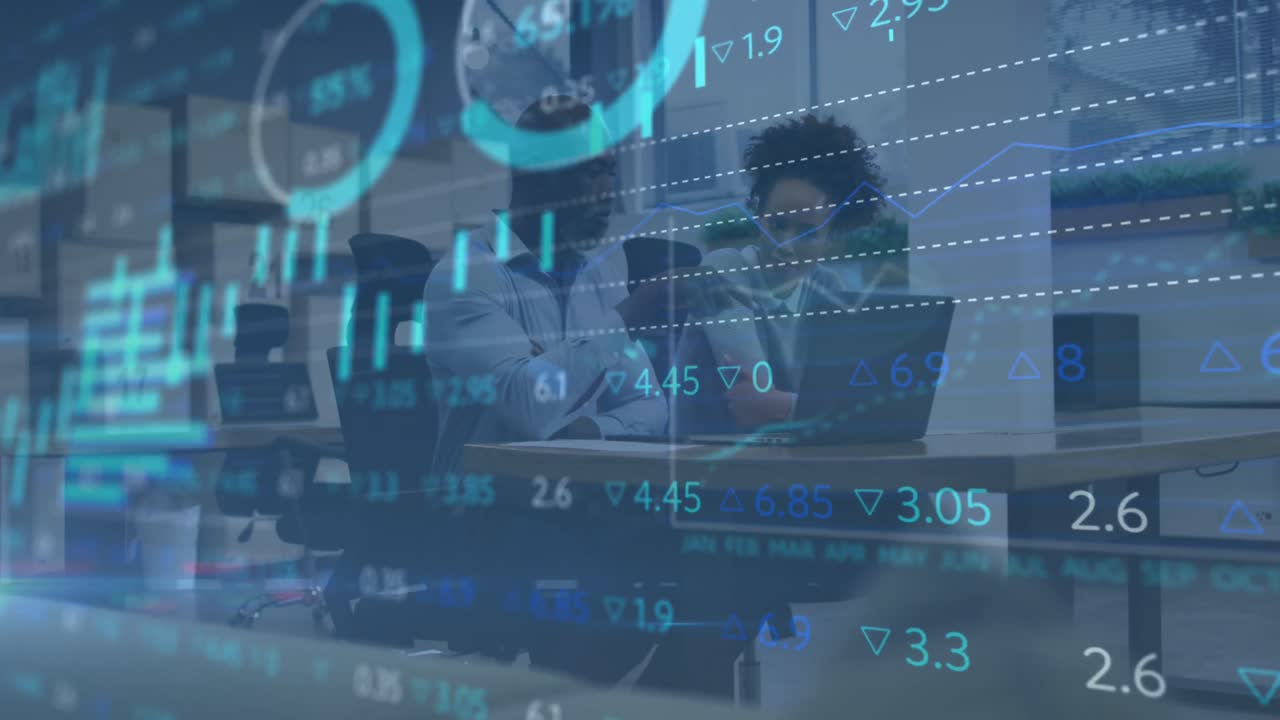animazione dell'elaborazione dei dati del mercato azionario su un uomo e una donna afroamericani che discutono in ufficio