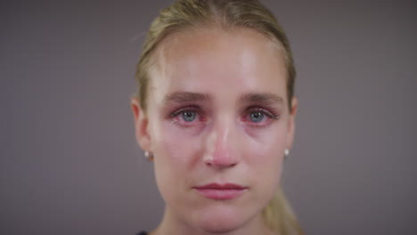 emocional joven mujer rubia llorando