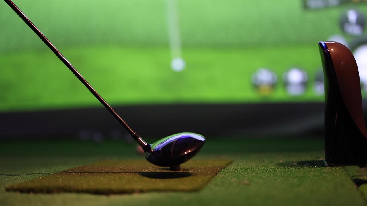 골프 클럽이 자세한 스 순서로 공을 때리는 것