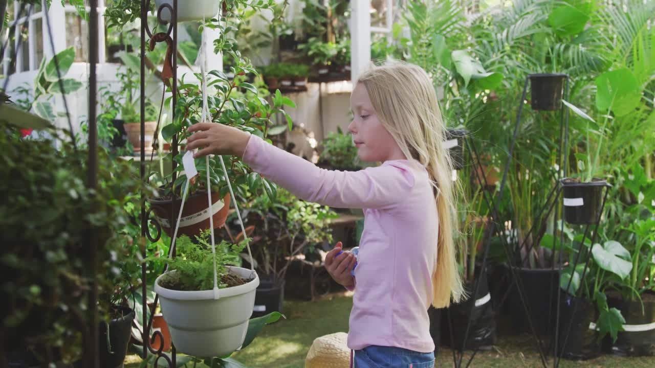 온실에서 정원 가꾸는 작은 소녀