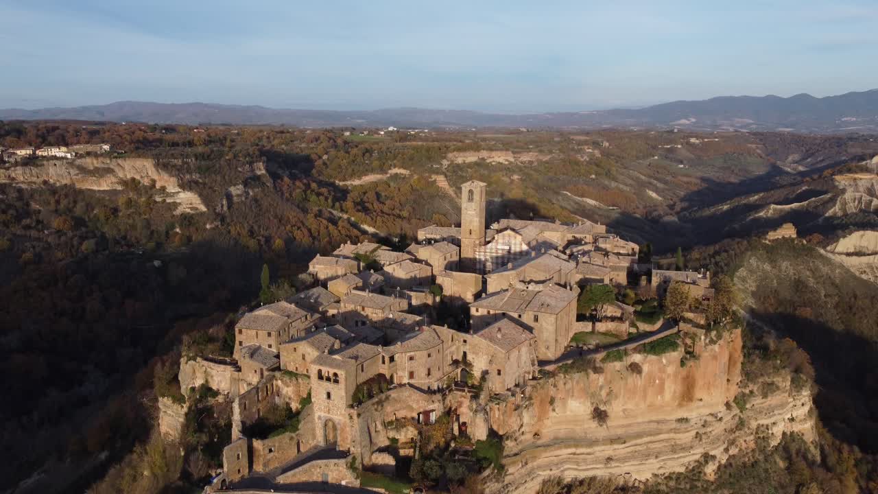 Veduta aerea del borgo collinare di Civita Di Bagnoregio nell'Italia centrale.