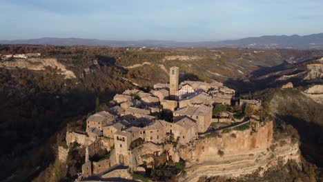 Vista-Aérea-De-Civita-Di-Bagnoregio,-Pueblo-En-La-Cima-De-Una-Colina-En-El-Centro-De-Italia