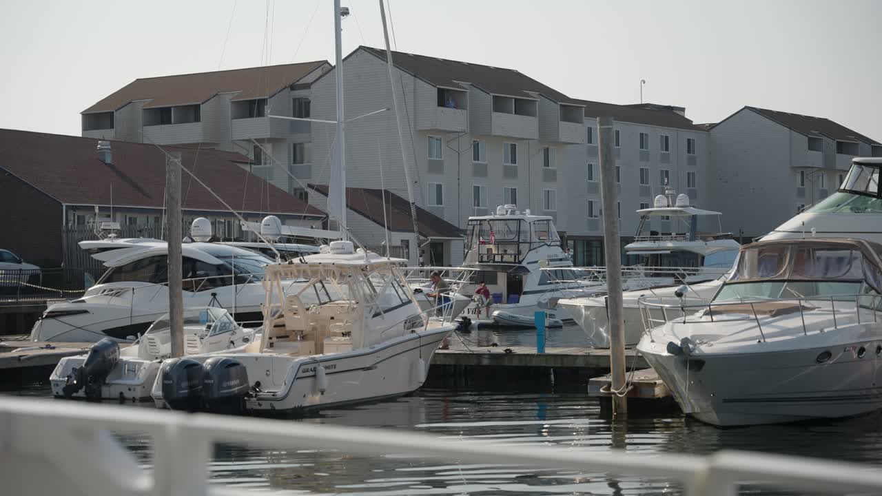 Barche e yacht ormeggiati nel porto di Newport in estate