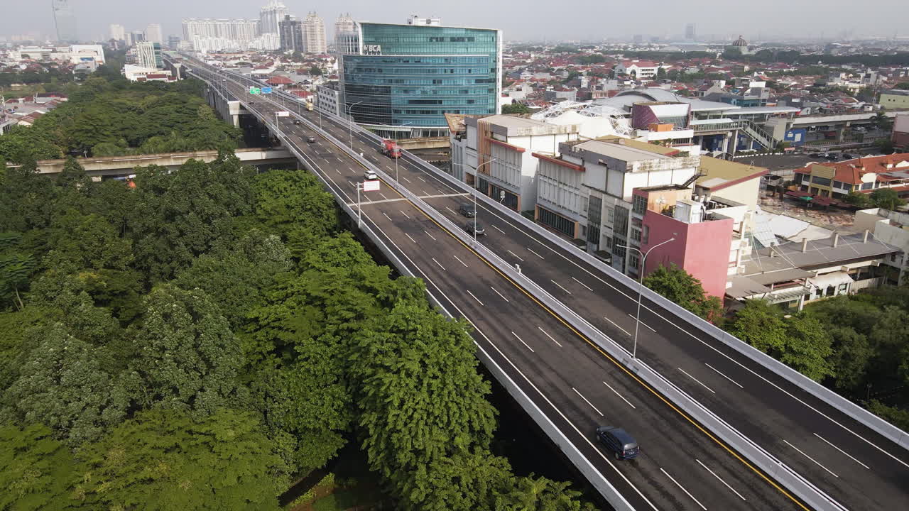 인도네시아 북부 자카르타의 켈라파 가딩 티무르(kelapa gading timur) 상업 지구에 있는 현대적인 오피스 타워와 높은 대로
