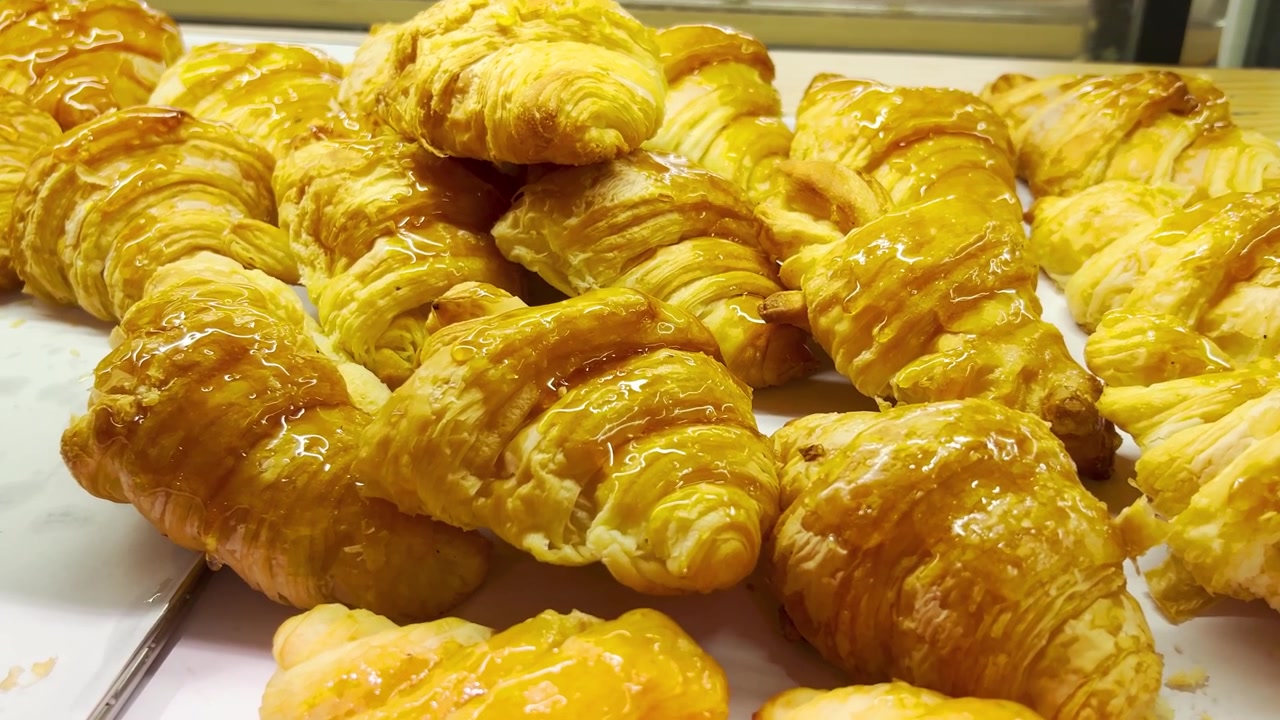 Cornetti glassati appena sfornati esposti in una panetteria