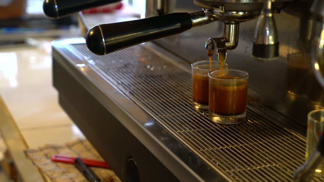 Seduhan Espresso Dibuat di Mesin Kopi Komersial
