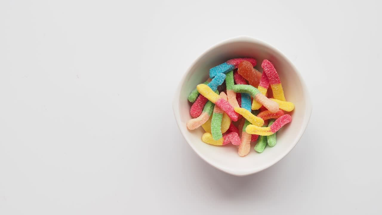 gusanos de goma de colores en un cuenco