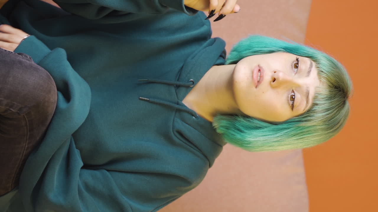 망설이는 젊은 여성의 수직 비디오.