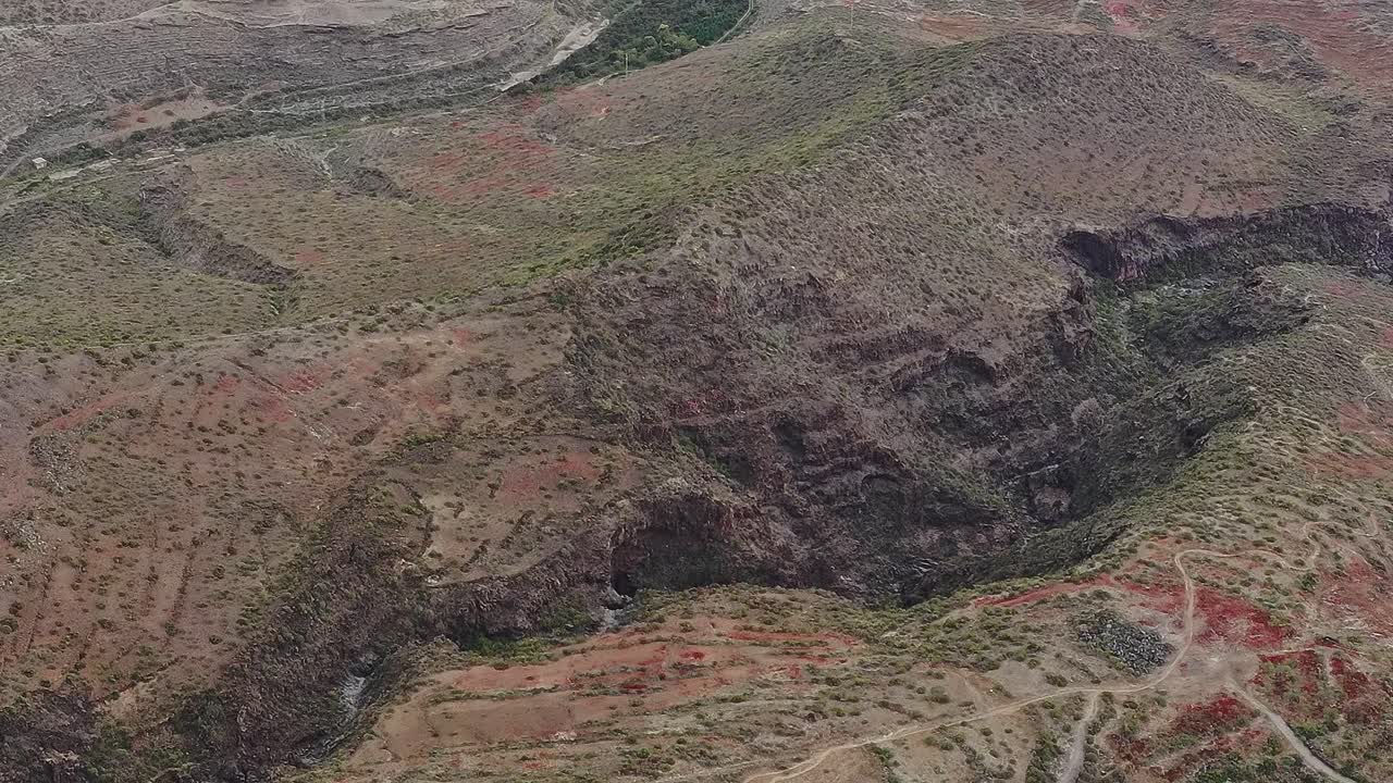 Vista de un paisaje de la isla de Tenerife en el que se aprecia un terreno rocoso y colinas