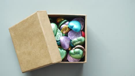 dulces coloridos en forma de corazón en una caja