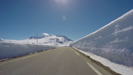 Autofahren-Auf-Einer-Straße-In-Norwegen