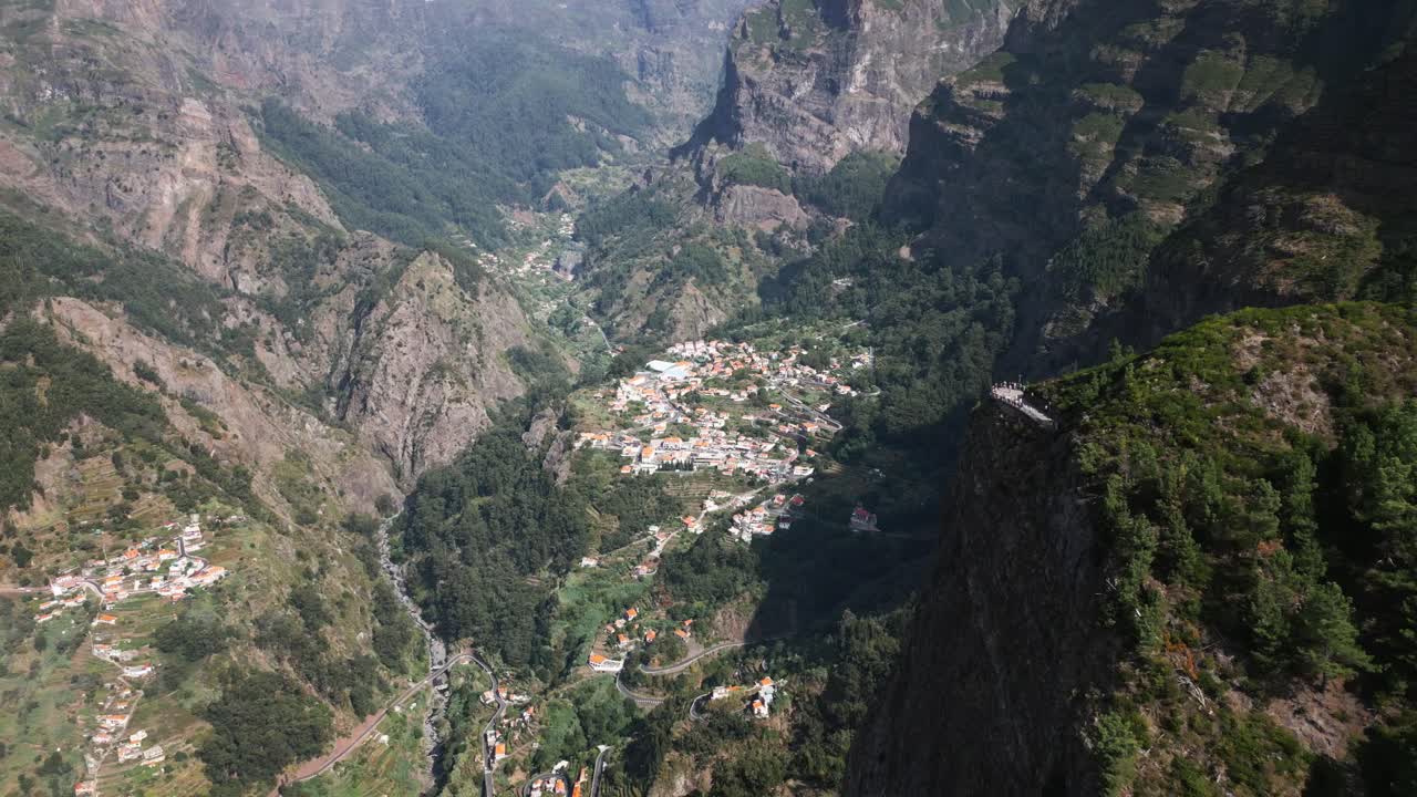 pequeño pueblo en un valle verde en madeira, bosque verde, paisaje de montaña verde, portugal, dron, aéreo