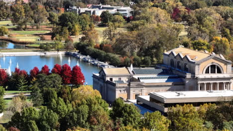 Gorgeous-aerial-view-of-the-Saint-Louis-Art-Museum-and-Grand-Basin-in-Forest-Park-in-St