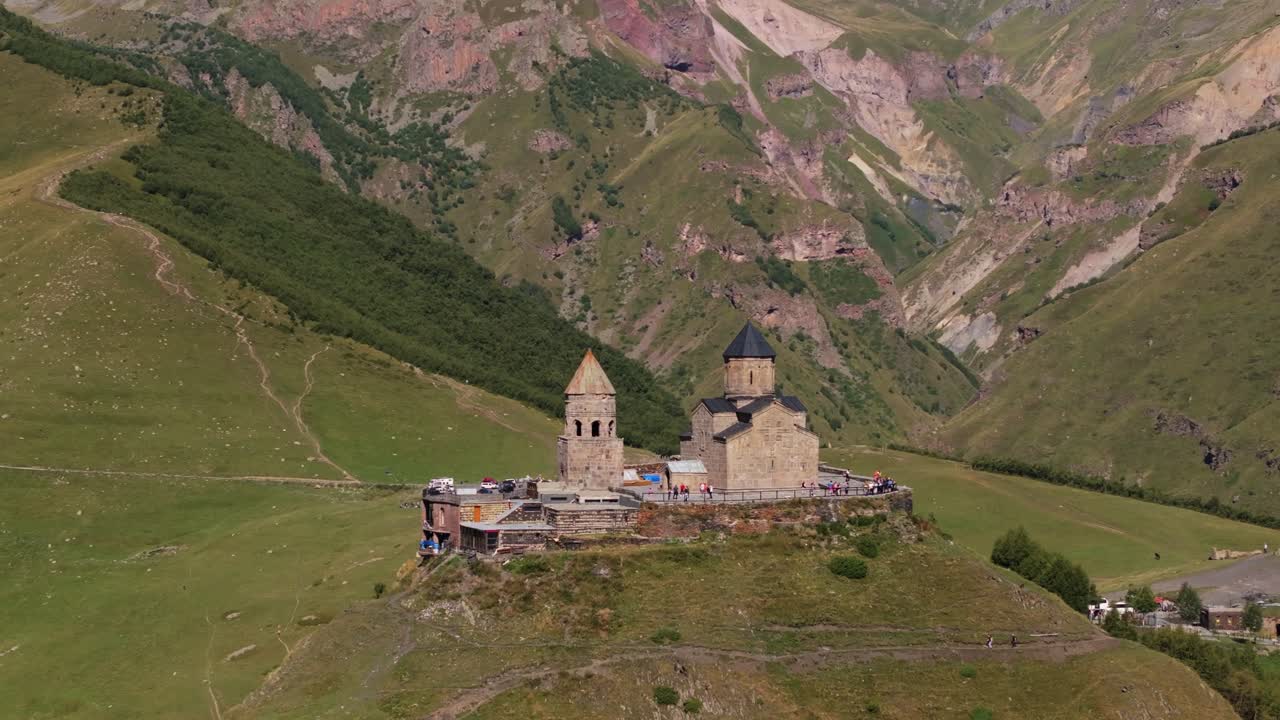 hermoso dron en órbita disparado sobre la famosa iglesia de la trinidad de gergeti en georgia