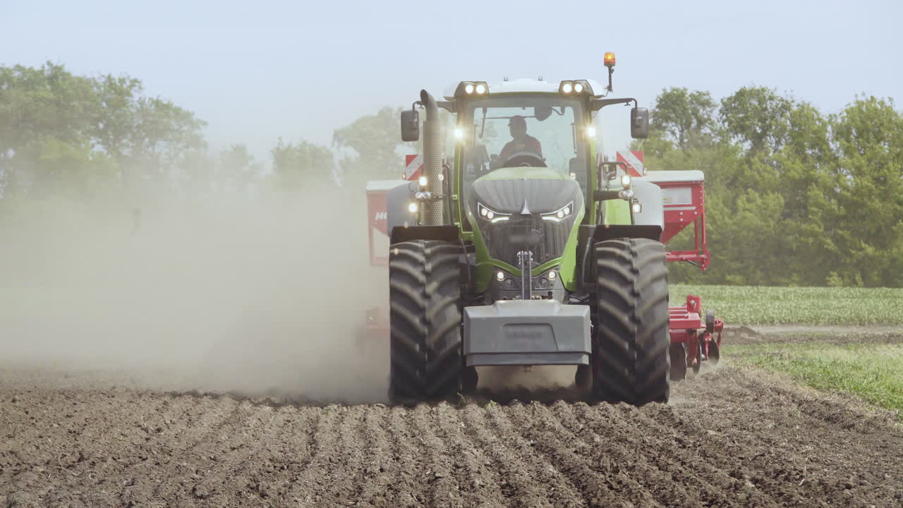 tractor agrícola que se mueve en el campo agrícola. equipo agrícola
