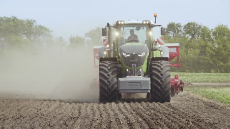 Ackerschlepper-Bewegt-Sich-Auf-Landwirtschaftlichem-Feld.-Landwirtschaftliche-Geräte