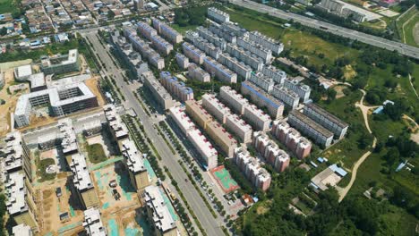 Antena-Sobre-Zona-Residencial-Con-Apartamentos,-Paisaje-Urbano-En-Constante-Evolución-En-Huayin,-Una-Ciudad-Enclavada-En-El-Corazón-De-La-Provincia-De-Shaanxi,-China