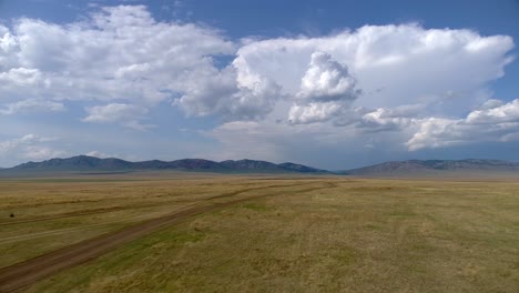 Unter-Wunderschönen-Wolken-Fliegen