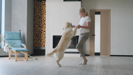 mujer jugando con su perro golden retriever