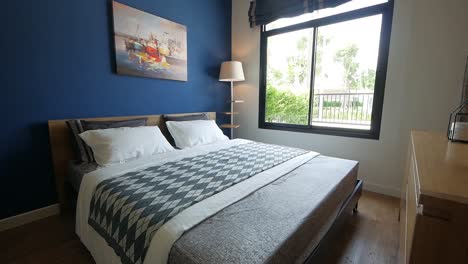 Schönes-Blaues-Heimdekorations-Schlafzimmer