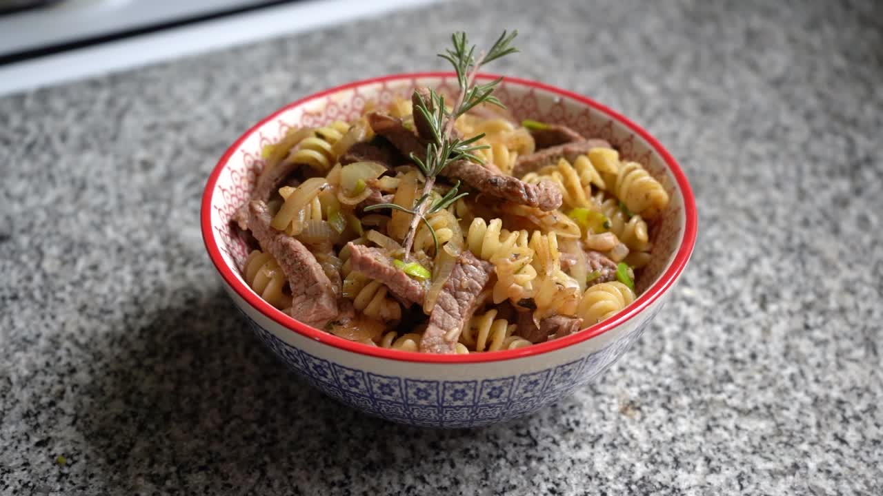 고기 와 함께 파스타 를 먹는 그 ⁇