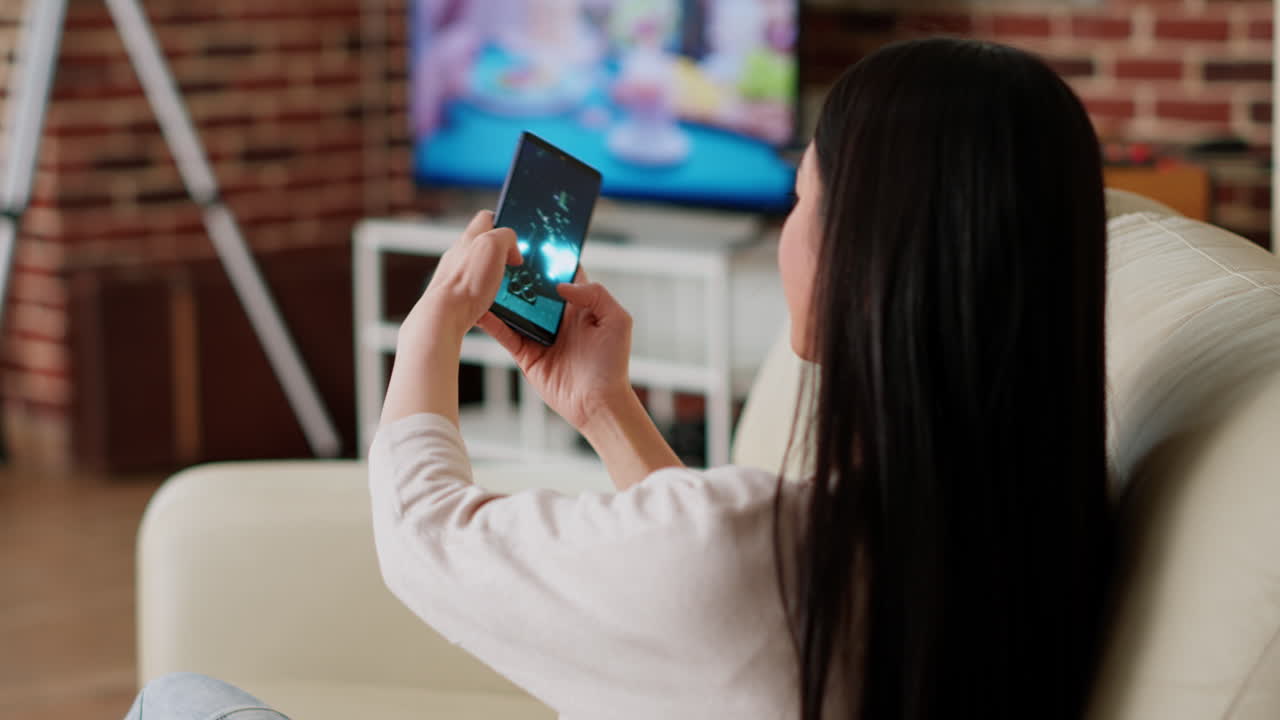 mujer usando un teléfono inteligente en la sala de estar