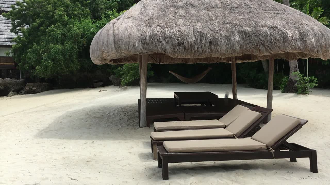 4K sweeping view of a beautiful sandy beach in the Philippines