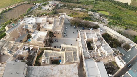 4k, imágenes aéreas de drones, volando sobre la ciudad fortificada de piedra de mdina e inclinando revelando el paisaje rural circundante de la región norte de malta