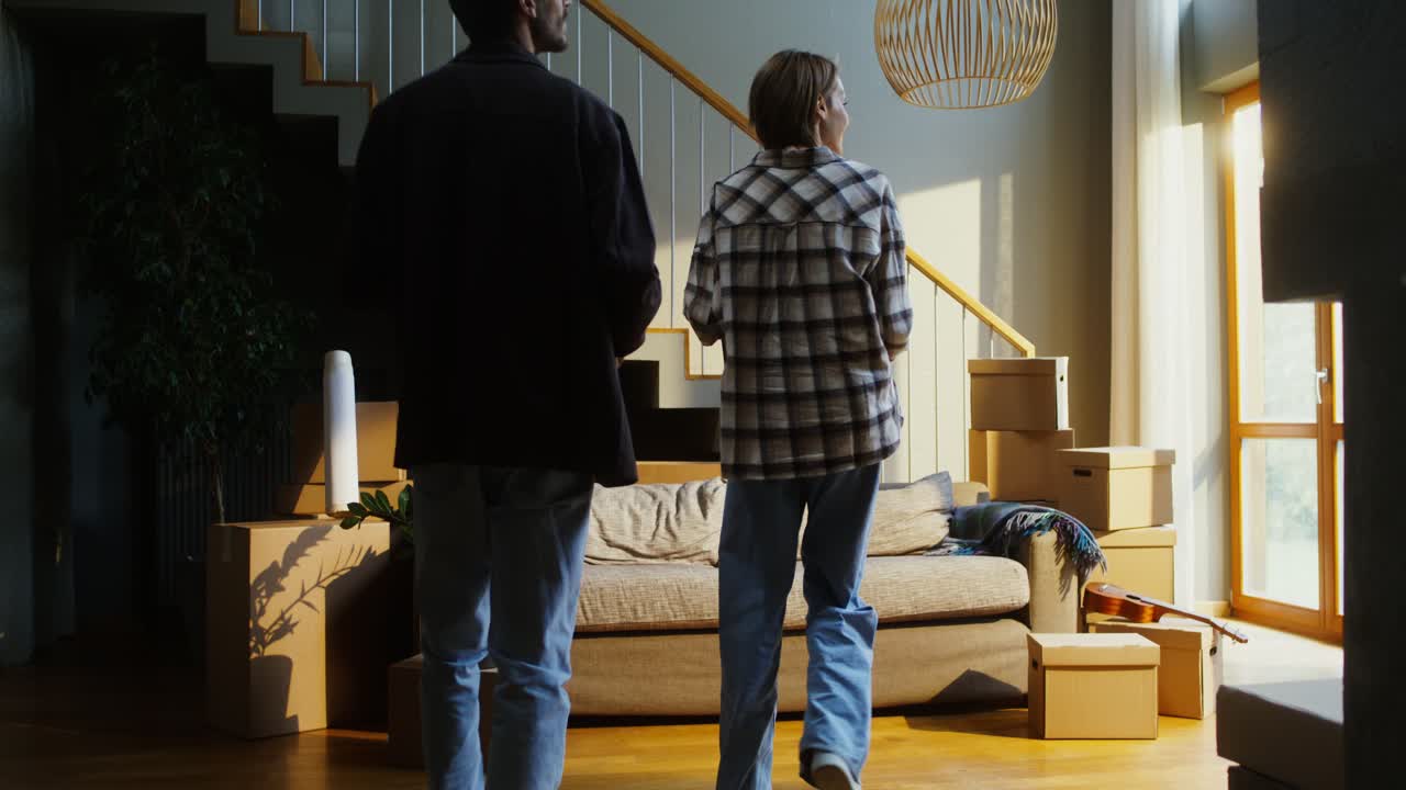 una pareja feliz se muda a un nuevo hogar.