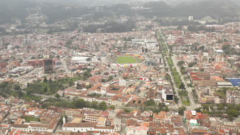 Leere-Stadt-Cuenca,-Ecuador,-Während-Der-Sperrung-Der-Covid19-pandemie-Aus-Drohnenperspektive