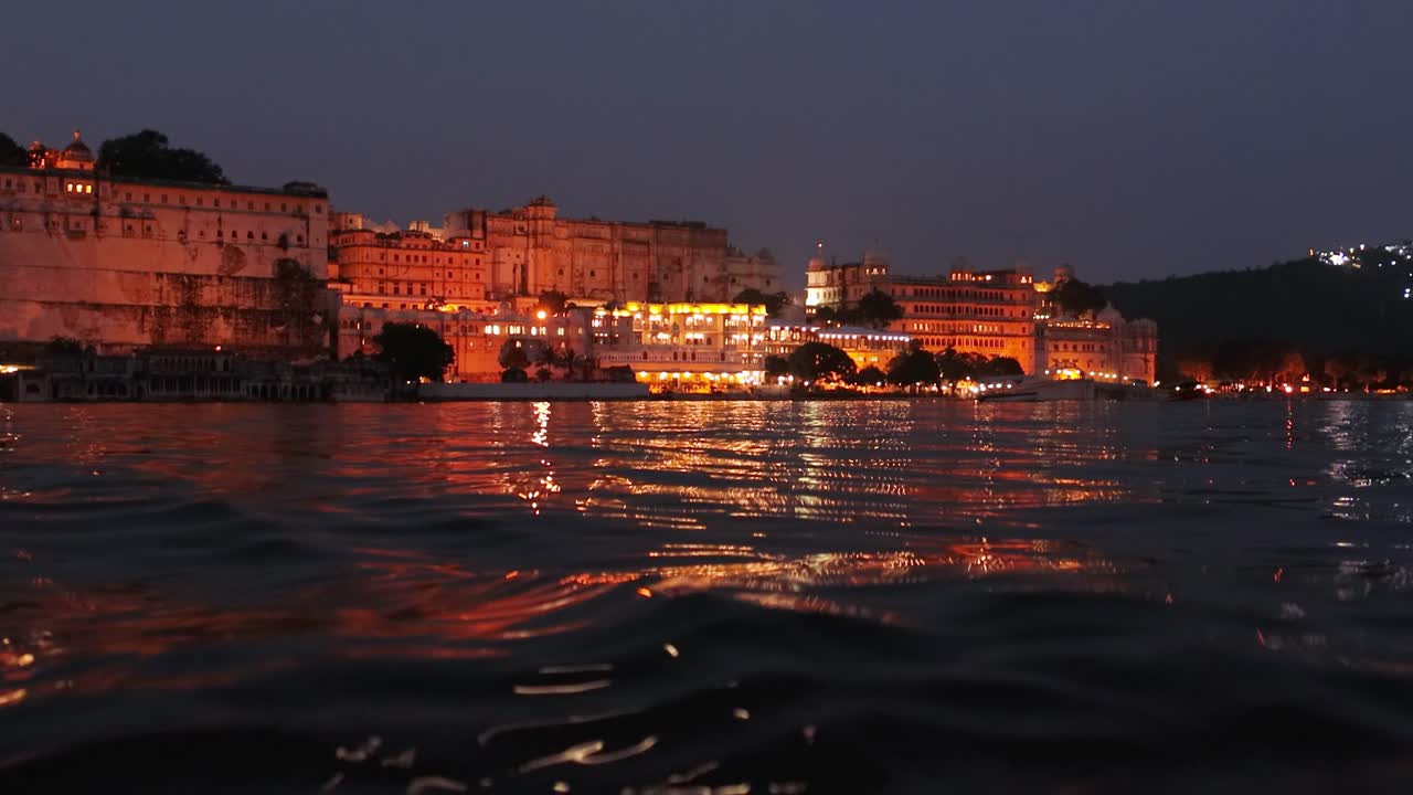night udapur, también conocida como la ciudad de los lagos, es una ciudad en el estado de rajasthan en la india. es la capital histórica del reino de mewar en la antigua agencia rajputana.
