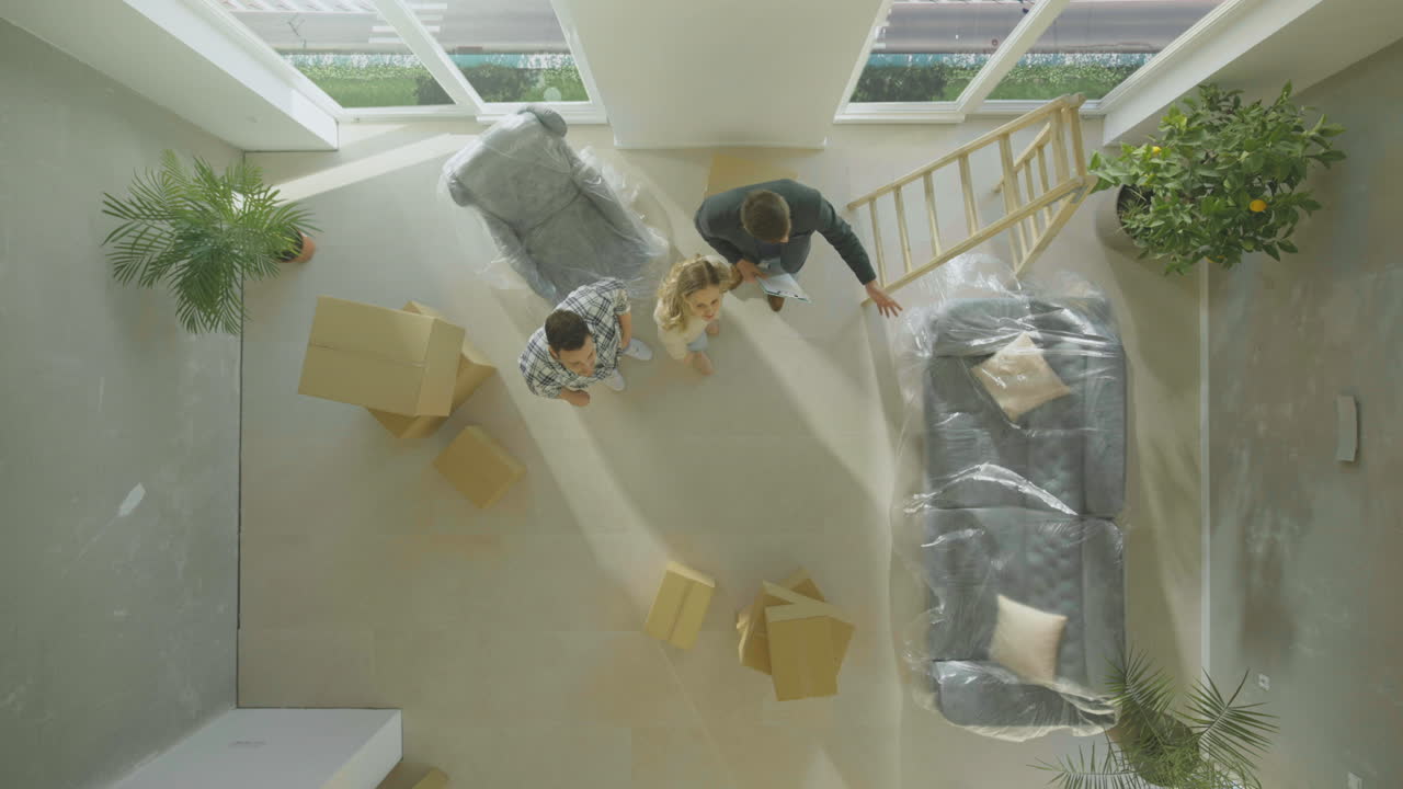 agente de bienes raíces que muestra un nuevo apartamento