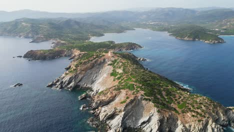 Acantilados-Rocosos-De-Capo-Malfatano-En-La-Costa-Sur-De-Cerdeña,-Italia---Revelación-Aérea-De-4k-Hacia-Atrás