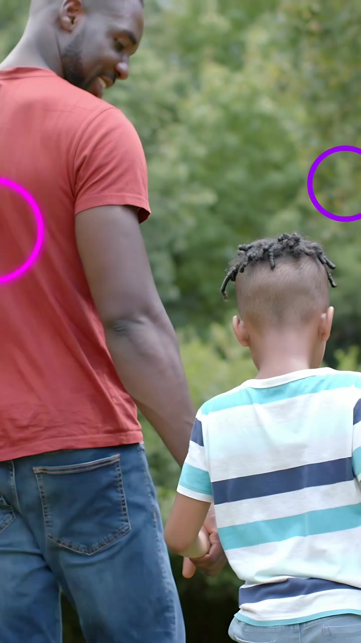 Video verticale: Uomo e bambino che camminano mano nella mano in un parco, generando forme AR sulle mani che mostrano il loro legame.