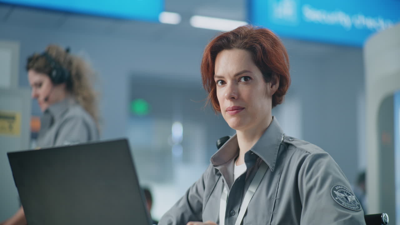 oficial de seguridad del aeropuerto en el trabajo