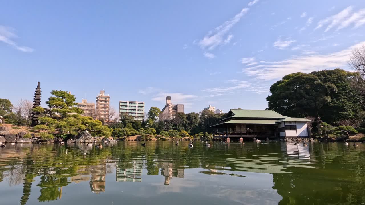 반사와 함께 평온한 호수의 타임 스